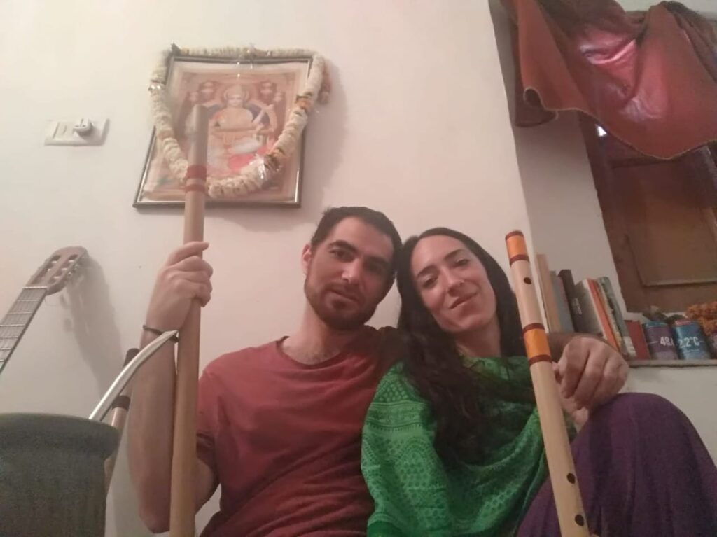 Matías y Elena , cooperantes en Varanasi.