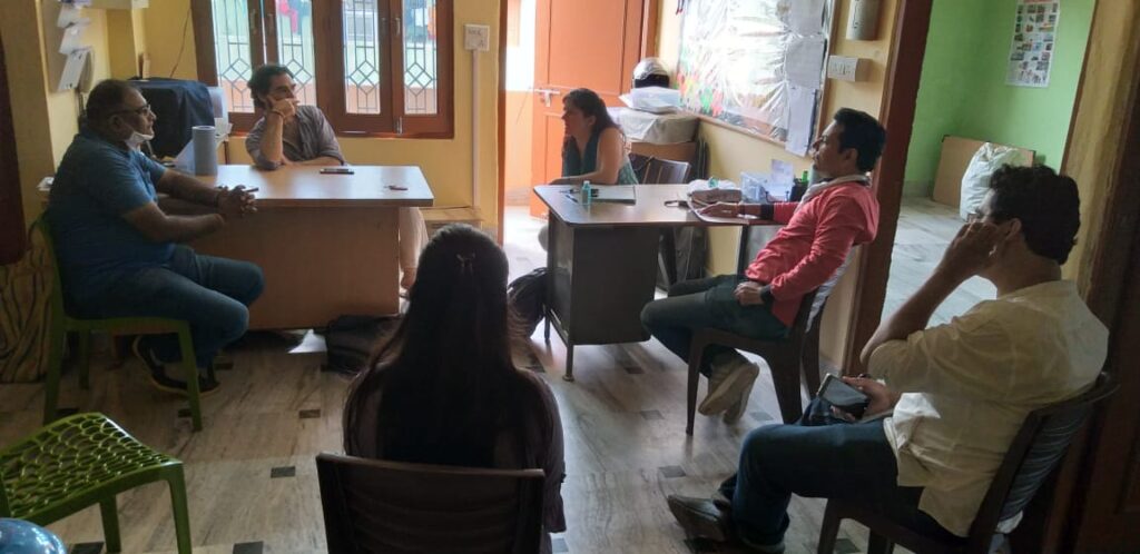 Reunión con los coordinadores y coordinadoras de proyectos y con el Dr. Yogesh Tripathi, del proyecto de Apoyo Sanitario