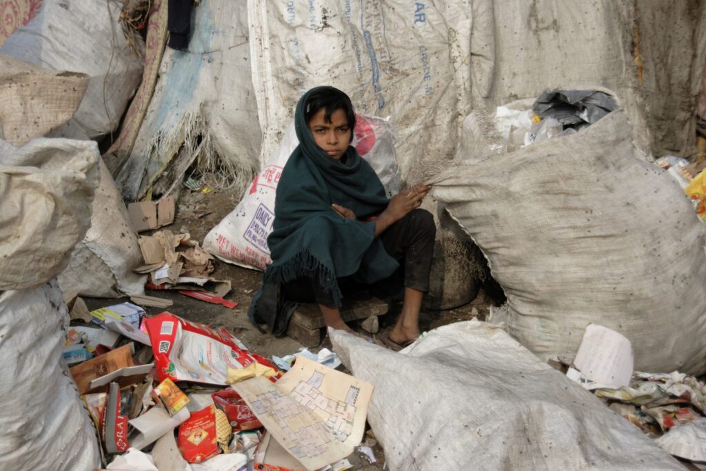 Semilla para el Cambio - Niño trabajando en el slum