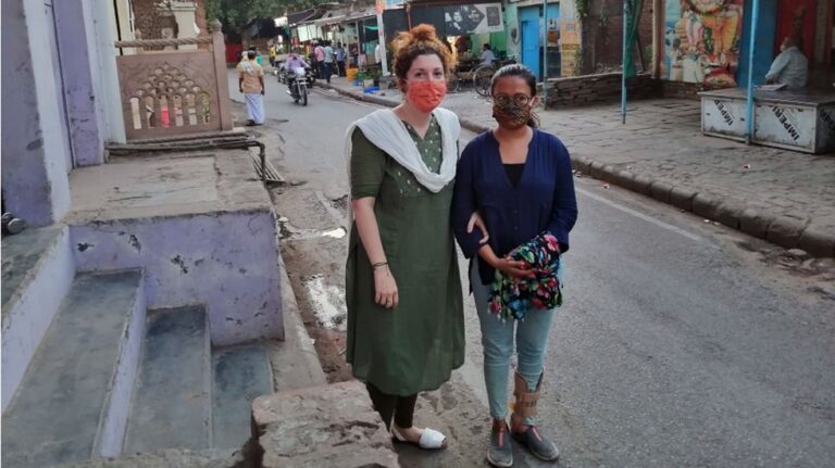 Jessica Giner y Rumpa Paul en Varanasi, India.