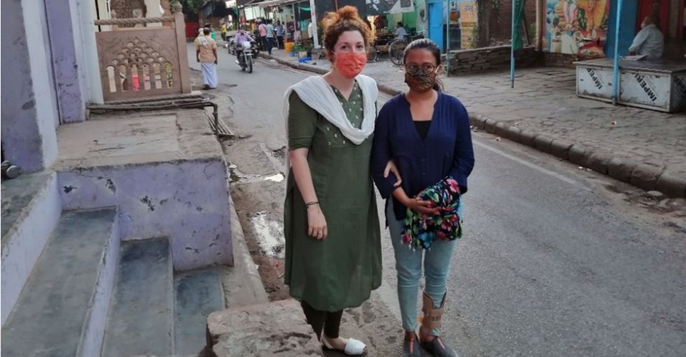 Jessica Giner y Rumpa Paul en Varanasi, India.