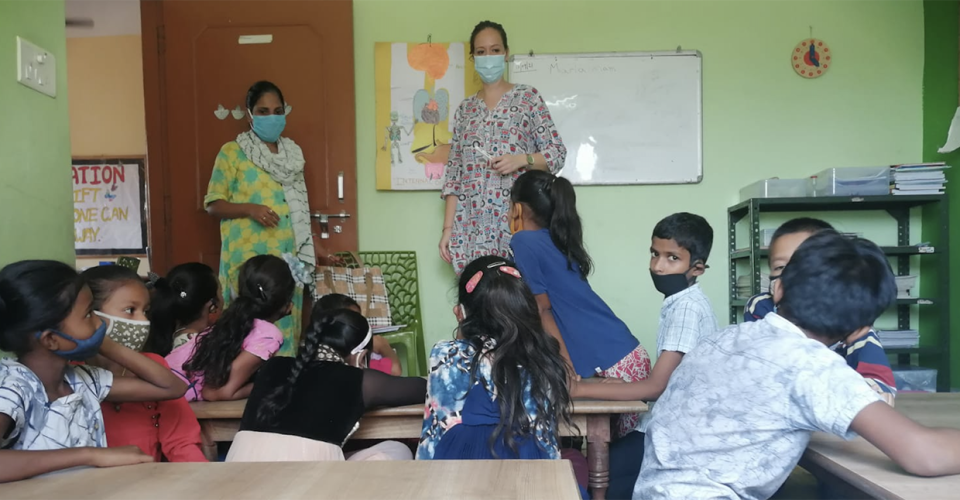 María Terol (c), durante una de las clases en nuestro centro de Sigra