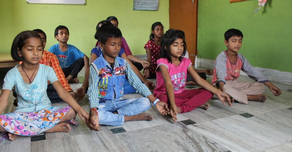 Practicando yoga en Semilla para el Cambio