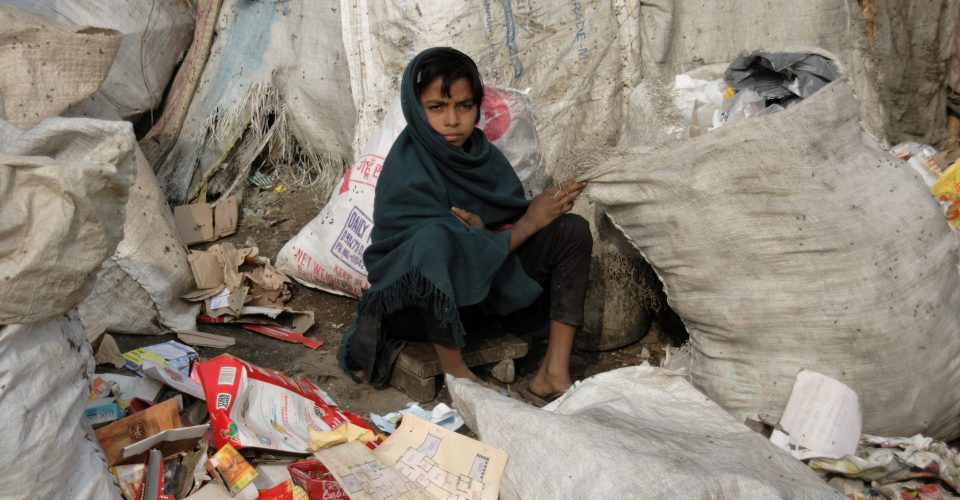 Semilla para el Cambio - Niño trabajando en el slum