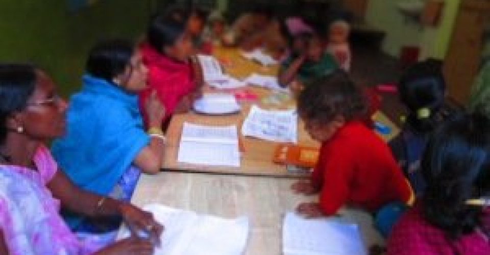 Mujeres durante la clase en el proyecto de alfabetización.