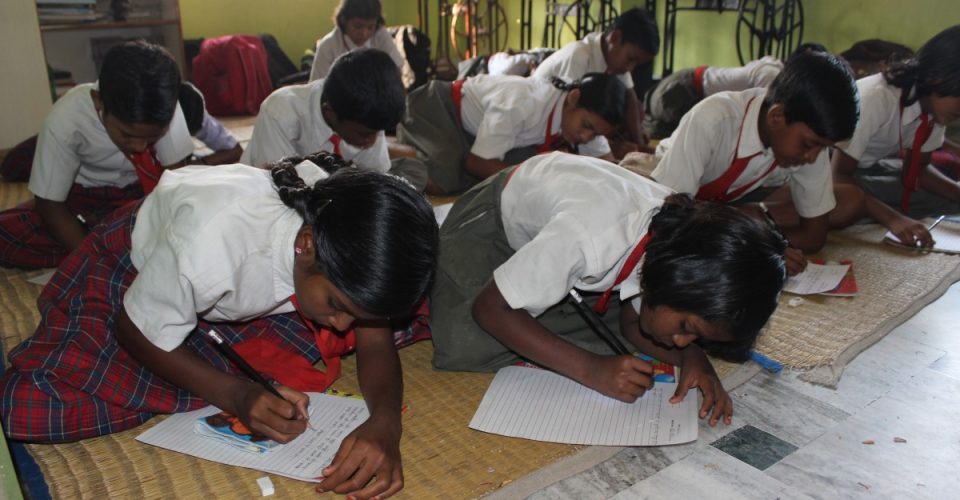 Estudiantes de Semilla escribiendo, concentrados, sus cuentos.