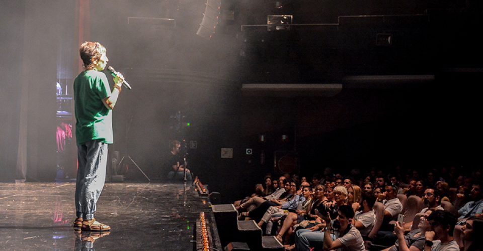 nuria vera presentando Semilla para el cambio en el teatro apolo